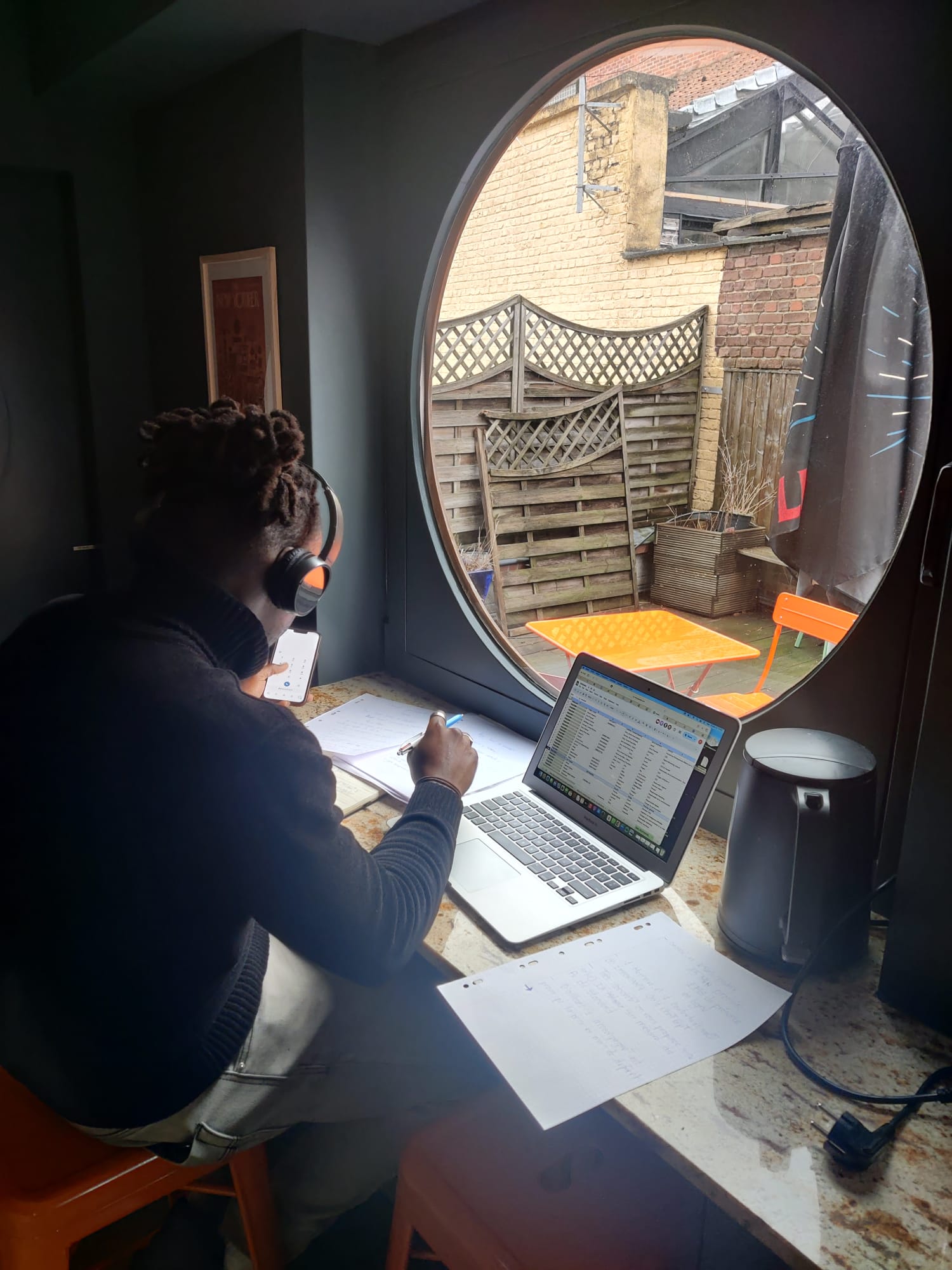 Consultant Quentech travaillant sur un projet d'intelligence artificielle